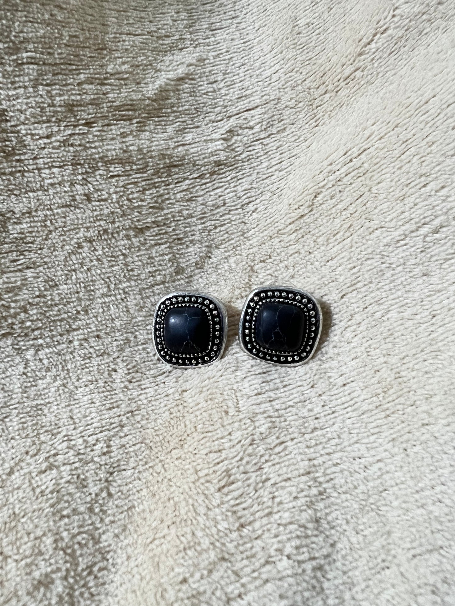 “ONYX” stud earrings