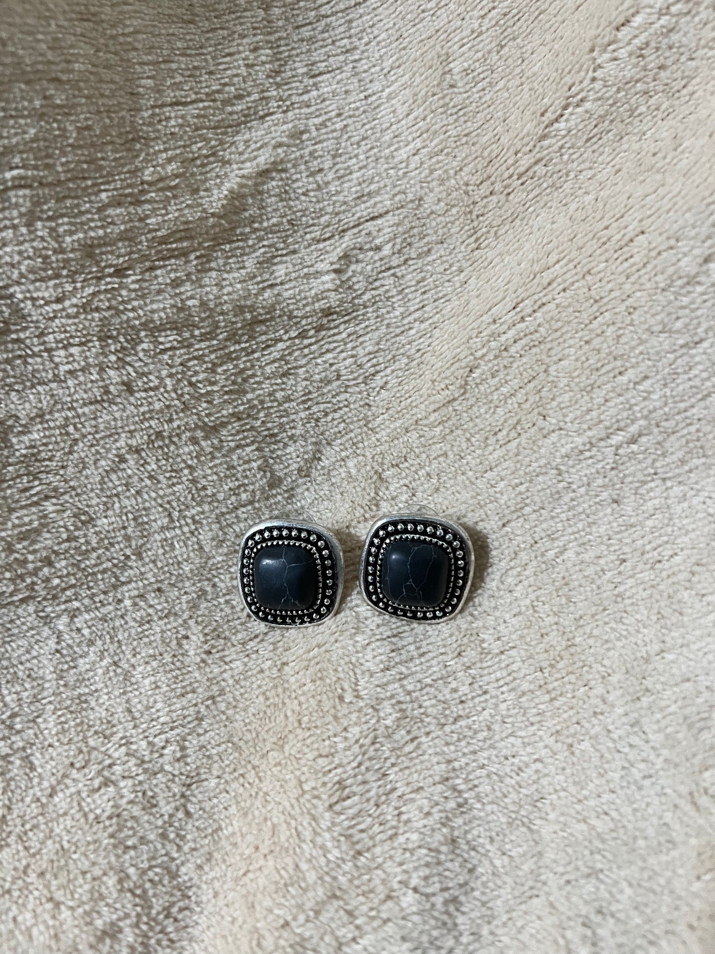“ONYX” stud earrings