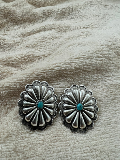 “LISA” stud earrings