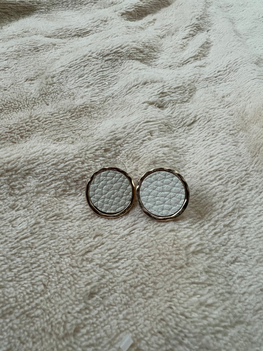 “PURE WHITE” stud earrings