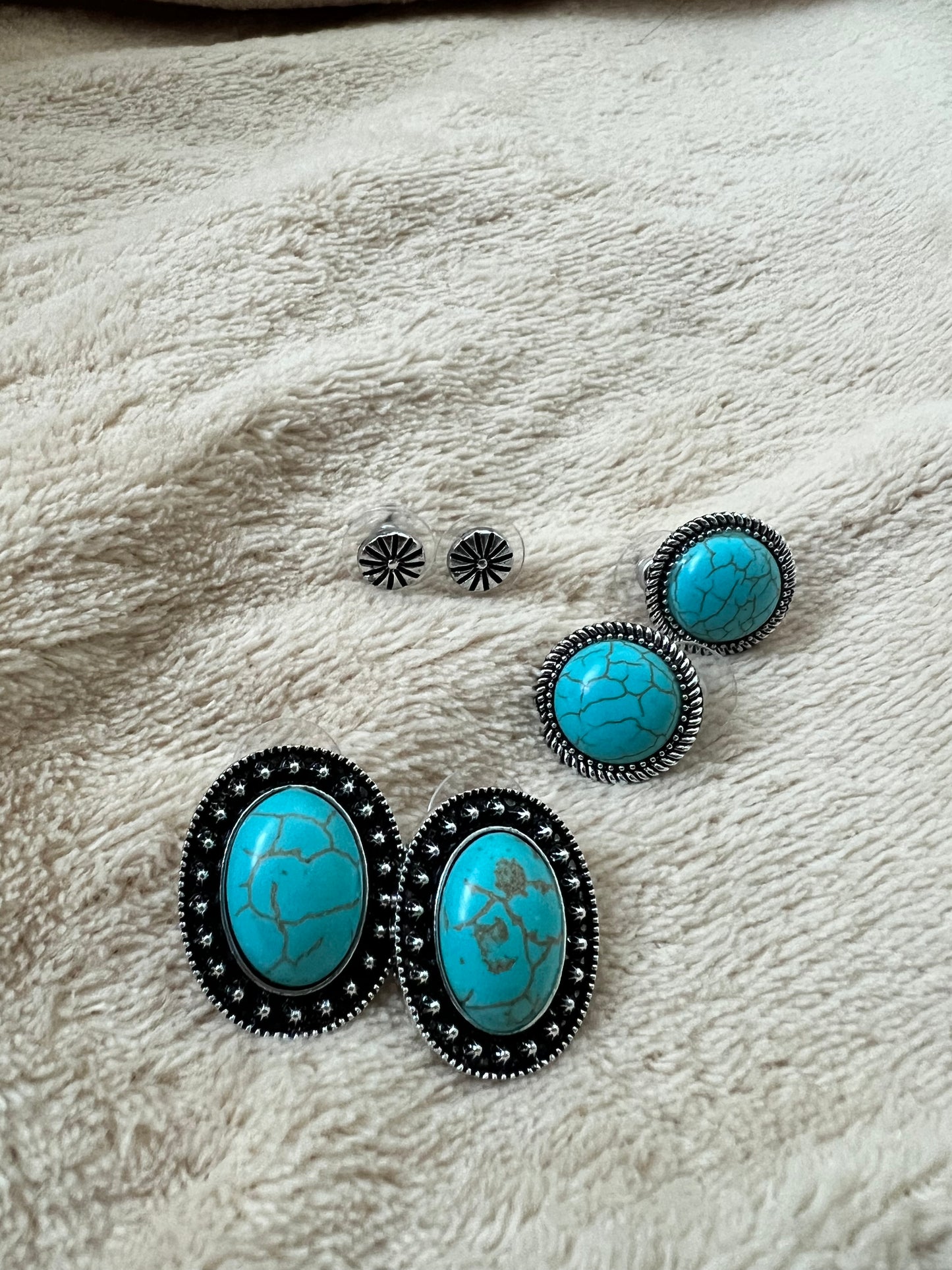 “FEELING BLUE” stud trio set