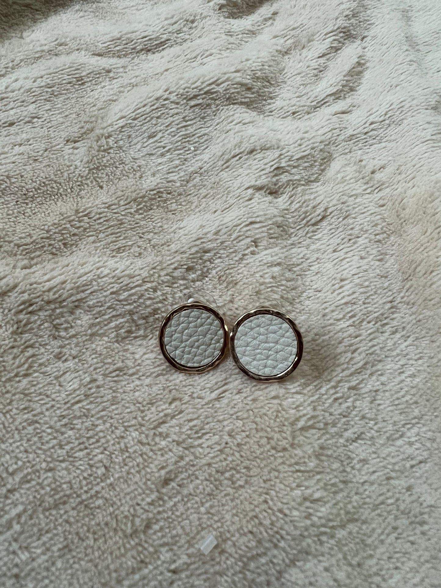 “PURE WHITE” stud earrings
