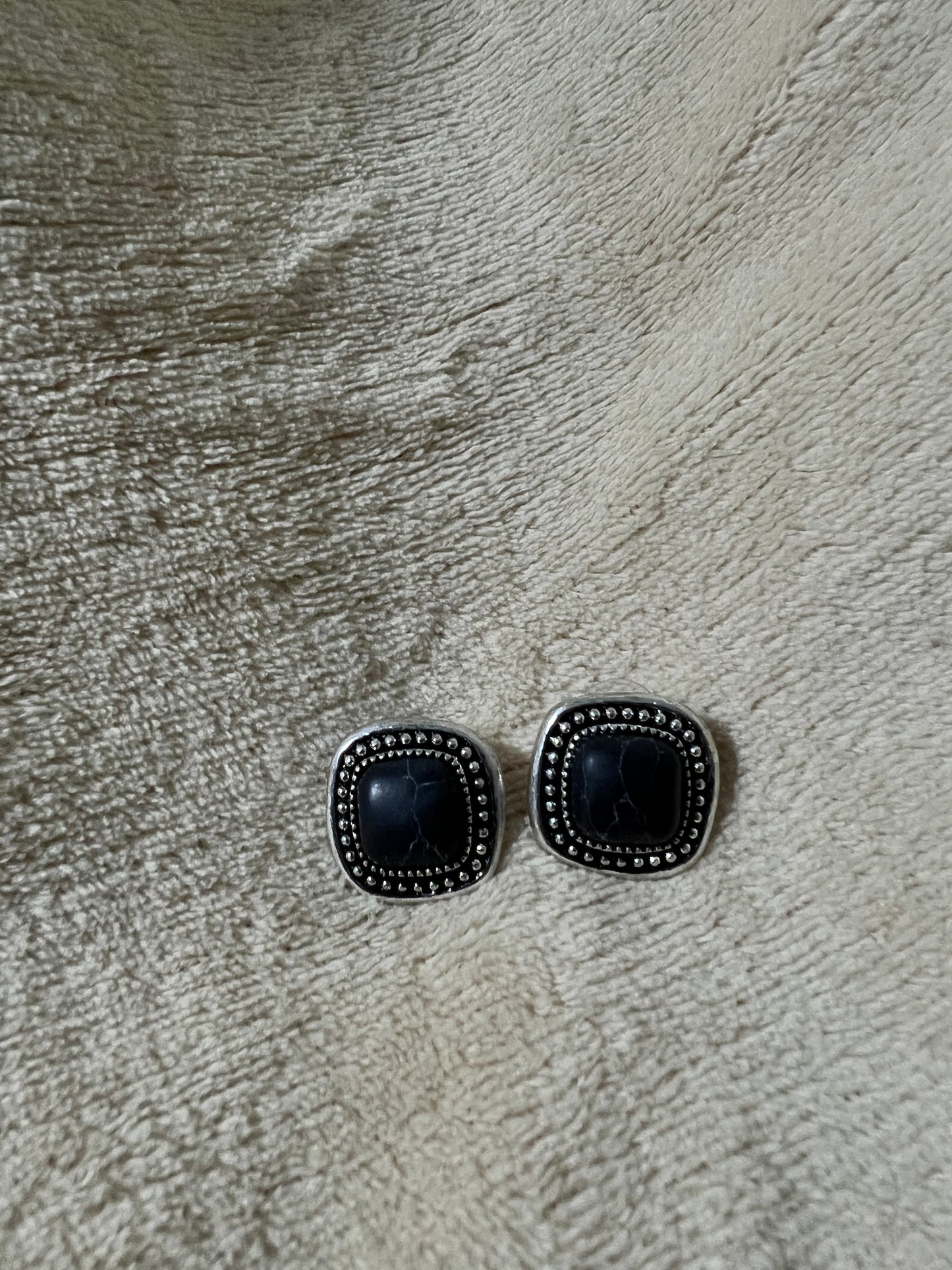 “ONYX” stud earrings