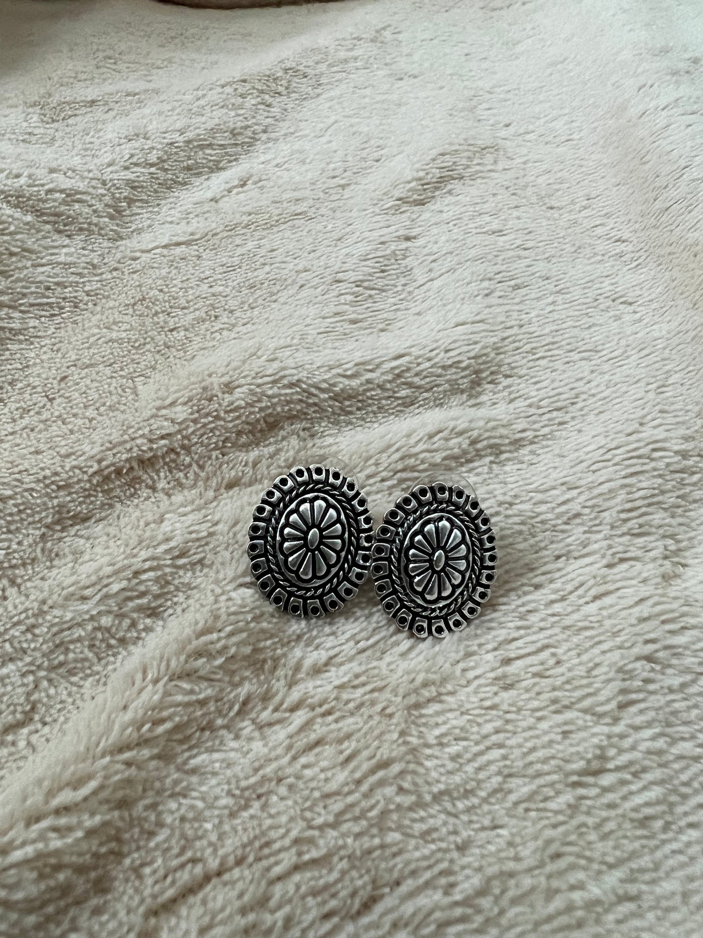 “FEELING PINK” Stud trio set