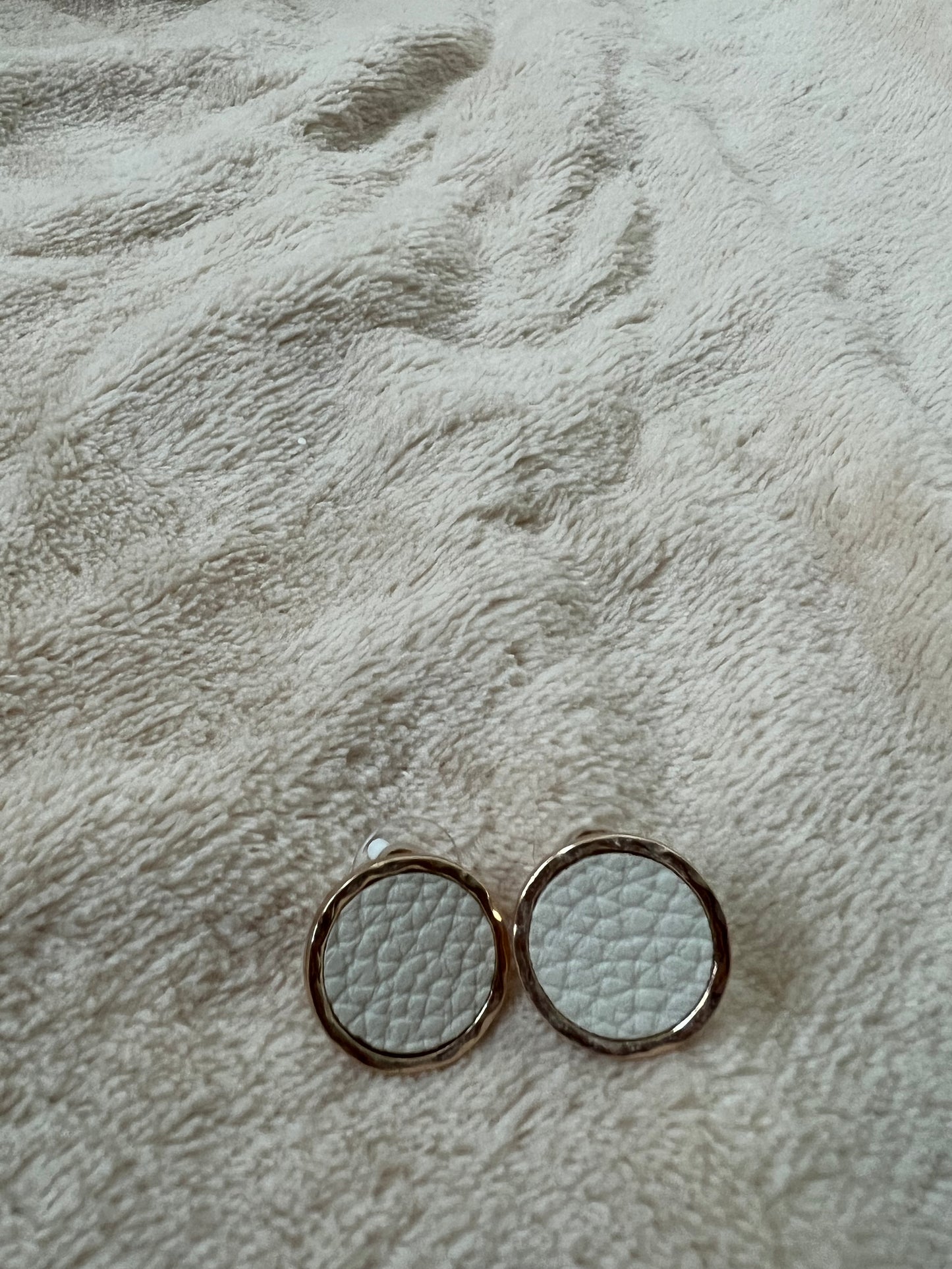 “PURE WHITE” stud earrings