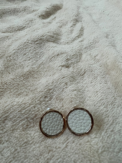 “PURE WHITE” stud earrings